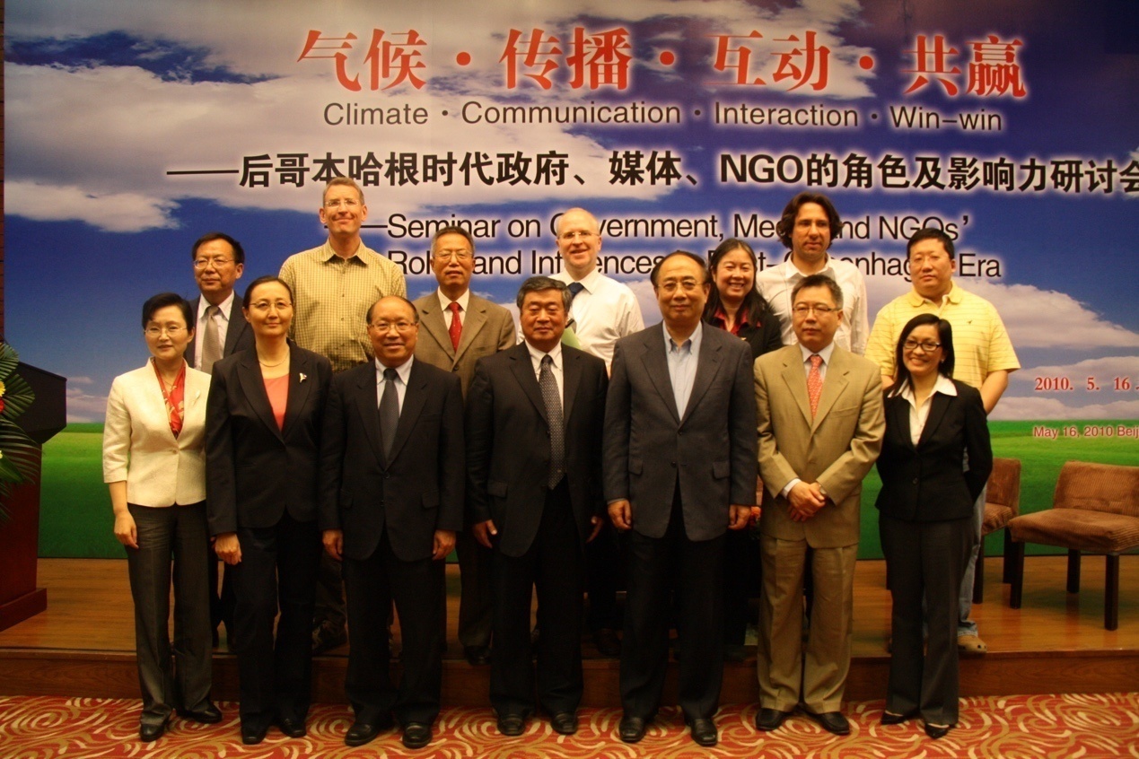 一群人站在一起合影描述已自动生成