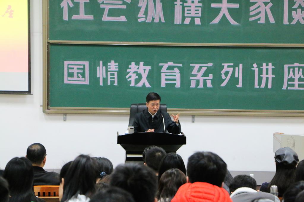 广西壮族自治区党委宣传部常务副部长、太阳成集团tyc7111cc新闻传播学院院长唐华为西大学子“解疑释惑”