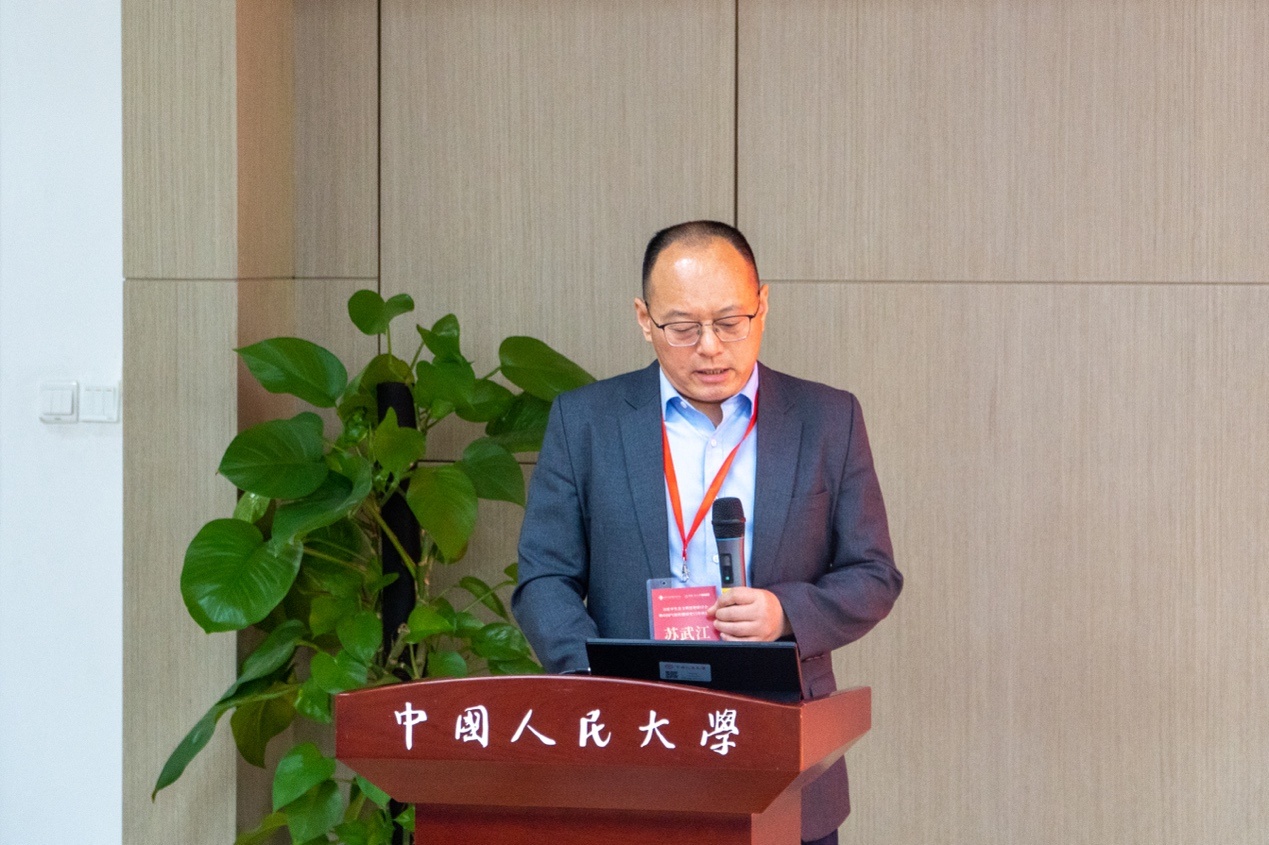 穿着西装笔挺的男子与配字描述已自动生成