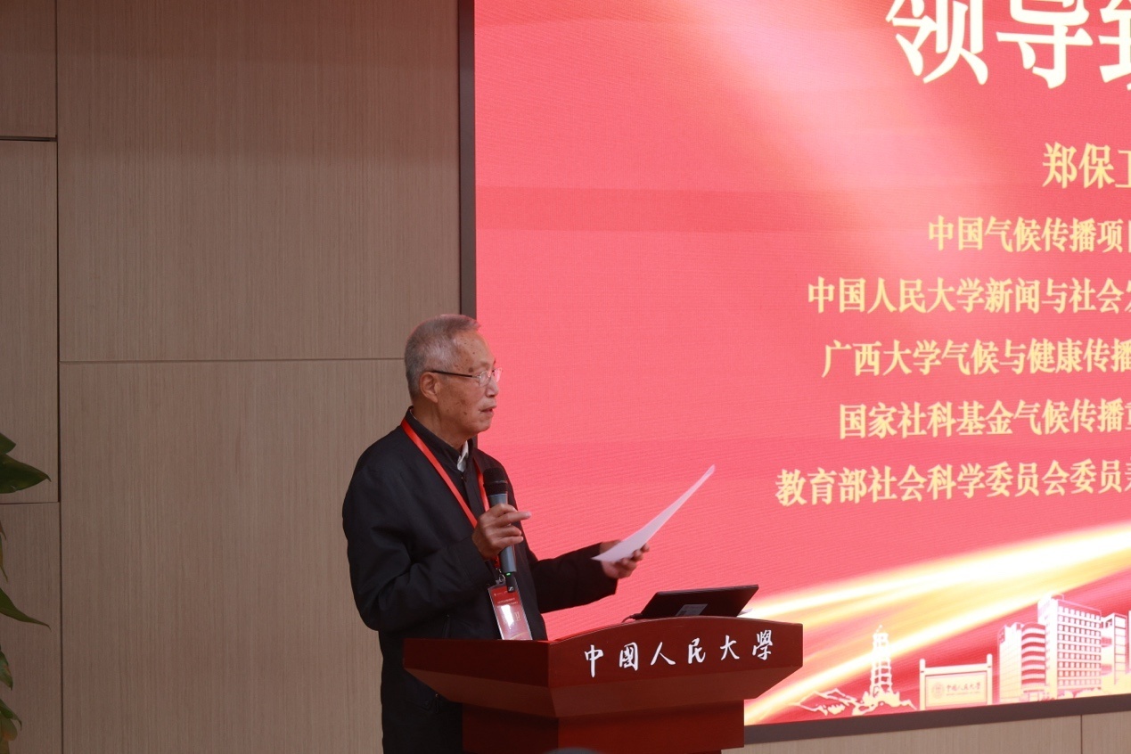 男人的照片上写着字描述已自动生成