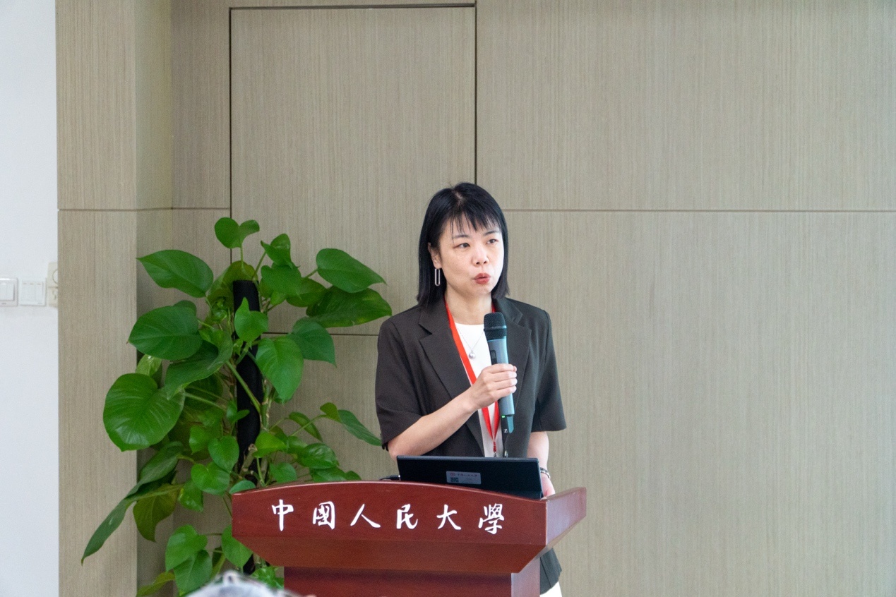 人拿着手机中度可信度描述已自动生成