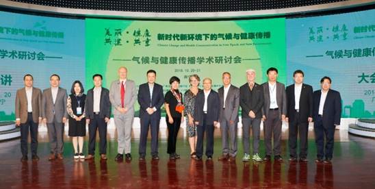 一群人站在屏幕前描述已自动生成